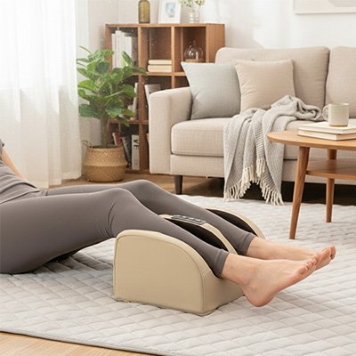 Appareil masseur pieds en situation dans un salon cosy, moment de détente
