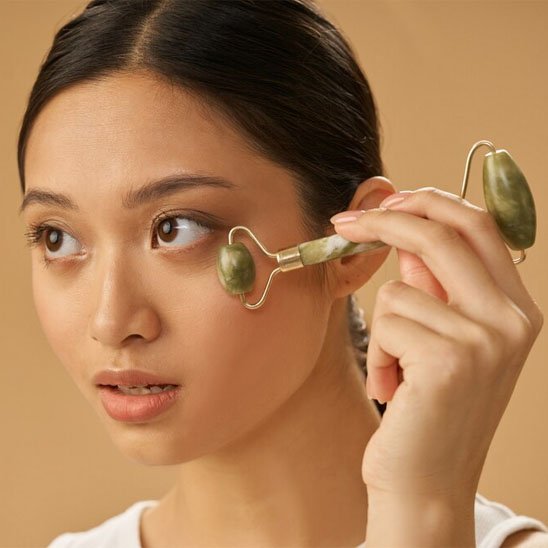 Gua sha visage pour décongestionner le regard