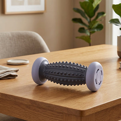 Rouleau de massage à picots posé sur une table