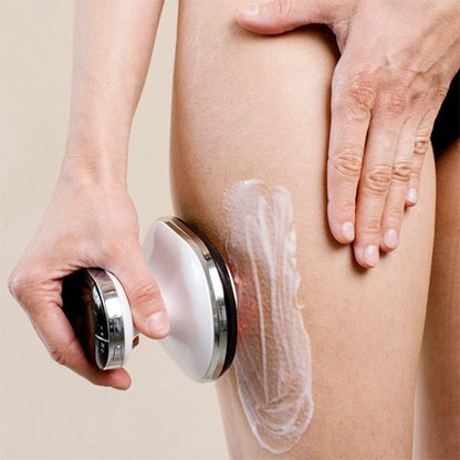 Appareil de massage anti-cellulite passé sur la cuisse d'une femme