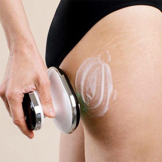 Appareil de massage appliqué sur la cuisse, tête en silicone visible