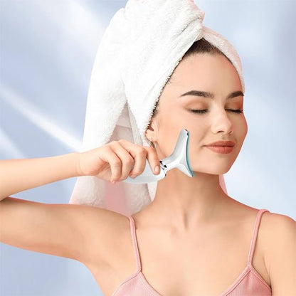 Appareil de massage utilisé par une femme en serviette après sa douche, routine beauté