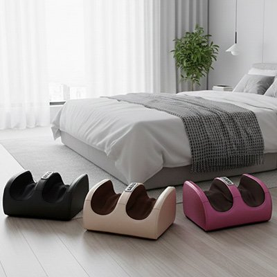 Appareil masseur pieds rouge, doré et noir posé dans un salon, prêt à l'emploi