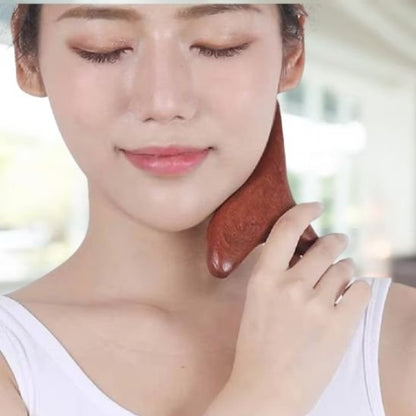 Gua sha appliqué sur le cou d'une femme aux yeux fermés, geste de détente