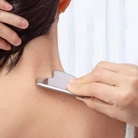 Gua sha corps appliqué sur la nuque pour détendre les tensions