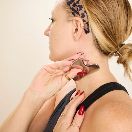 Gua sha cou pour stimuler la circulation et détendre les muscles