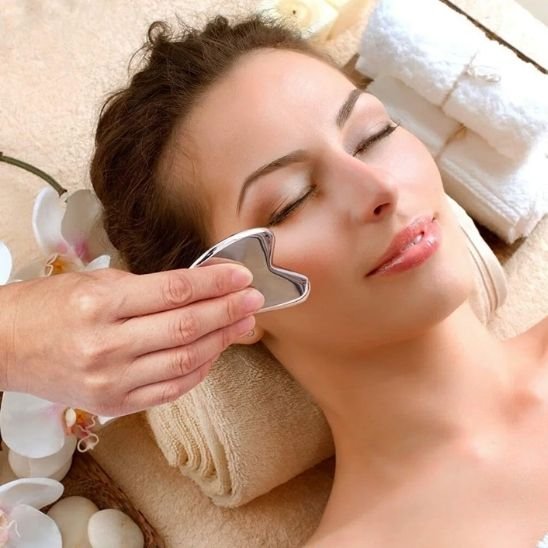 Gua sha visage pour décongestionner le contour des yeux