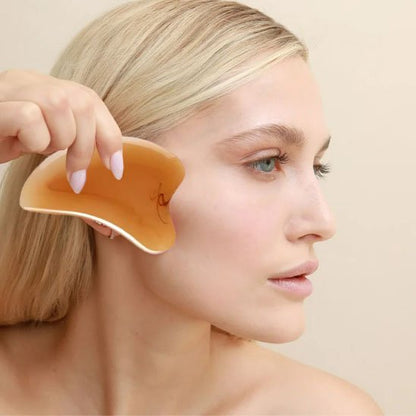 Gua sha visage pour lisser le contour du visage