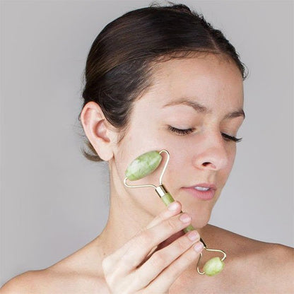 Gua sha visage sur la joue pour lisser les traits