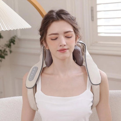 Masseur cervical shiatsu appliqué sur la nuque d'une femme, instant de relaxation à la maison
