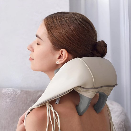 Masseur cervical shiatsu porté sur les épaules d'une femme aux yeux fermés, moment de détente