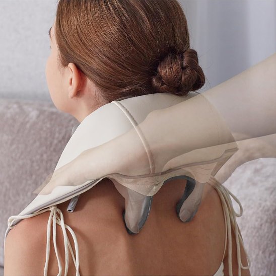 Masseur cervical shiatsu porté sur les épaules et la nuque d'une femme, vue de dos