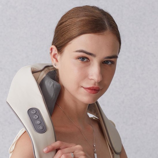 Masseur cervical shiatsu posé sur la nuque d'une femme détendue