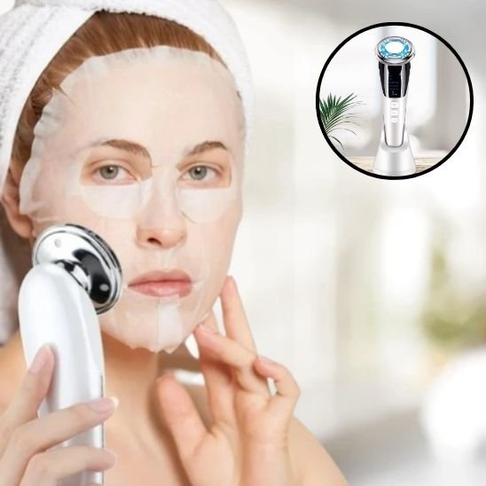 Masseur visage appliqué sur la joue d'une femme, avec zoom sur la tête de l'appareil