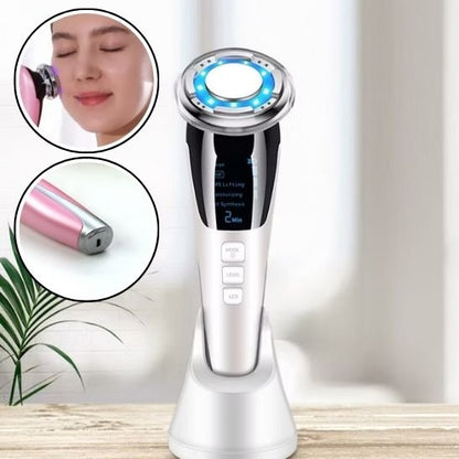 Masseur visage blanc et argent posé verticalement sur un meuble