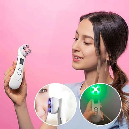 Masseur visage présenté par une femme souriante, avec zoom sur la tête de l'appareil