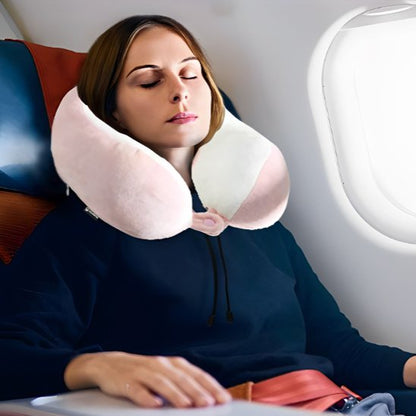 Oreiller ergonomique de voyage porté en avion pour soutenir la nuque durant les trajets prolongés