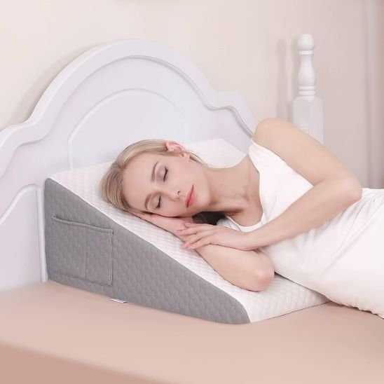 Oreiller ergonomique triangulaire utilisé pour soutenir le dos et améliorer le confort au lit
