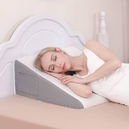 Oreiller ergonomique triangulaire utilisé pour soutenir le dos et améliorer le confort au lit