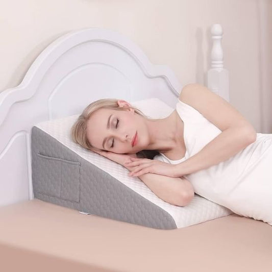 Oreiller ergonomique triangulaire utilisé pour soutenir le dos et améliorer le confort au lit