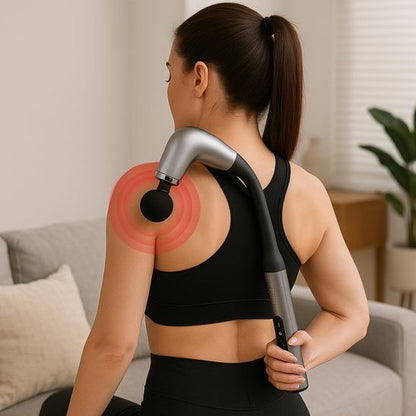Pistolet de massage utilisé sur l'épaule d'une femme, gros plan sur la tête de l'appareil.