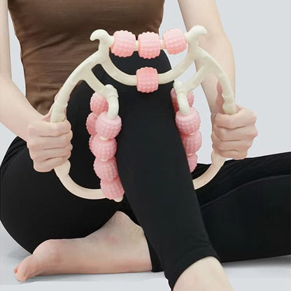 Rouleau de massage à billes rose appliqué sur le mollet, mains de part et d'autre