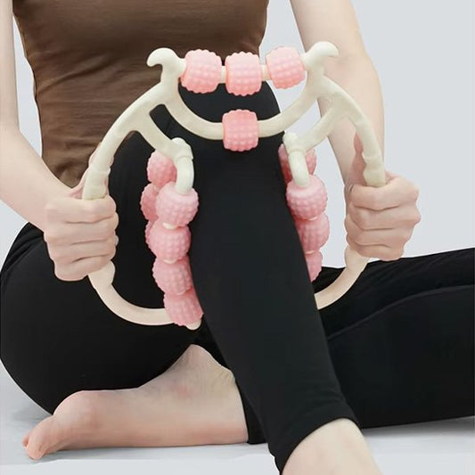 Rouleau de massage à billes rose appliqué sur le mollet, mains de part et d'autre