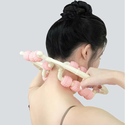 Rouleau de massage passé sur la nuque et l'épaule d'une femme, vue de dos