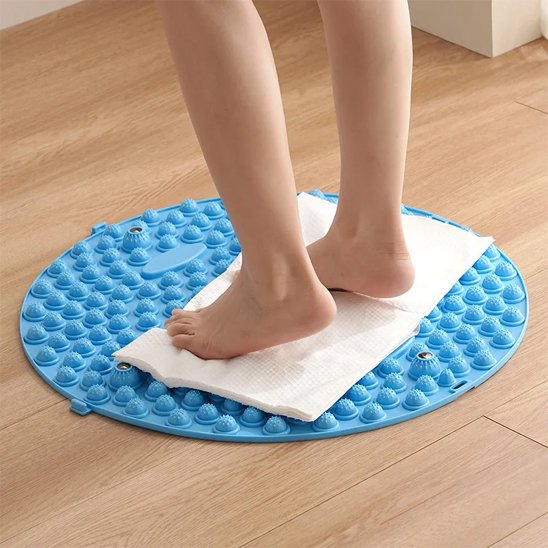 Tapis d’acupression avec serviette utilisé pour une séance de massage plantaire douce