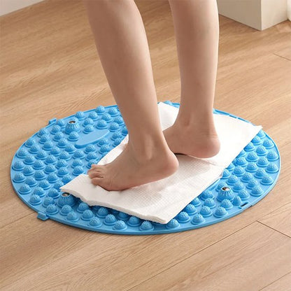 Tapis d’acupression avec serviette utilisé pour une séance de massage plantaire douce