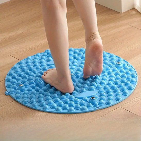 Tapis d’acupression circulaire bleu utilisé pour le massage réflexologique des pieds