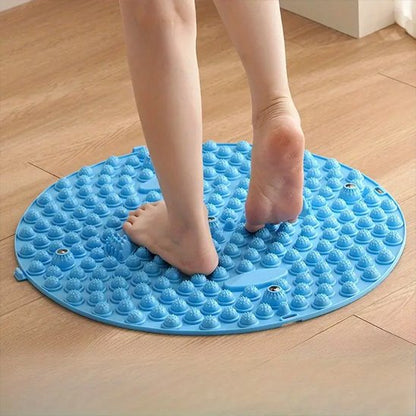 Tapis d’acupression circulaire bleu utilisé pour le massage réflexologique des pieds