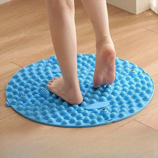 Tapis d’acupression circulaire bleu utilisé pour le massage réflexologique des pieds