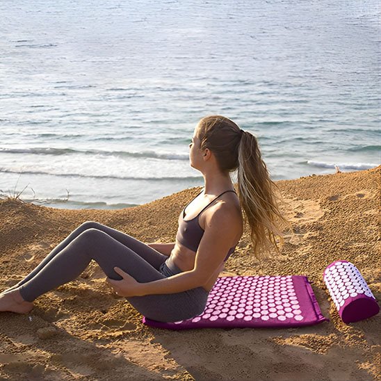Tapis d’acupression utilisé en bord de mer pour la détente et le bien-être