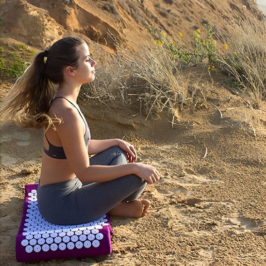 Tapis d’acupression utilisé en plein air pour une séance de méditation et de relaxation